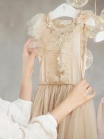 Elisa Morais faz a curadoria do acervo que tem uma proposta elegante e criativa / Créditos: Divulgação Antô Kids